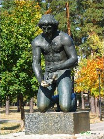 Скульптура "Людина, яка саджає дуб"